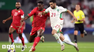 مواجهة قوية في كأس العرب: عمان يعادل المغرب بعد طردهم للاعب